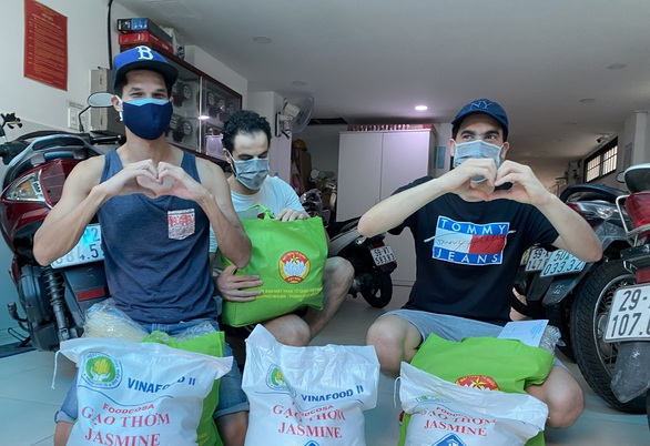 Quận Phú Nhuận hỗ trợ người nước ngoài khó khăn do dịch COVID-19 - Ảnh 2. Quận Phú Nhuận hỗ trợ người nước ngoài khó khăn do dịch COVID-19 - Ảnh 2.