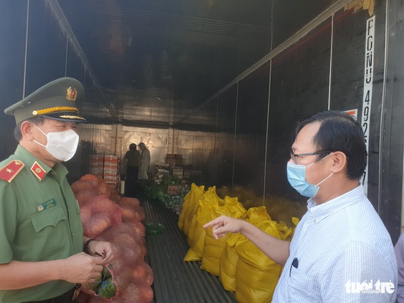 Đà Nẵng mở cửa 30 điểm cung ứng hàng thiết yếu do công an tổ chức, miễn phí rau xanh - Ảnh 3. Đà Nẵng mở cửa 30 điểm cung ứng hàng thiết yếu do công an tổ chức, miễn phí rau xanh - Ảnh 3.
