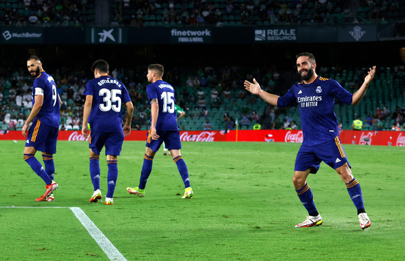 Carvajal ghi bàn thắng đẹp đưa Real Madrid lên đầu bảng - Ảnh 1.