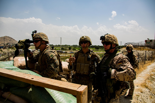 Mỹ bắt đầu rút quân khỏi sân bay Kabul - Ảnh 1.