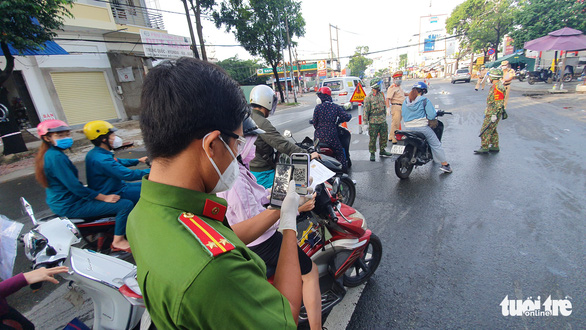 Người đi đường TP.HCM khai báo di chuyển nội địa - Ảnh 5.