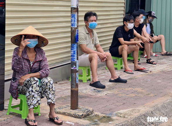 Sau 7 ngày giãn cách nghiêm, bà con ra siêu thị vỉa hè mua sạch rau củ - Ảnh 3.