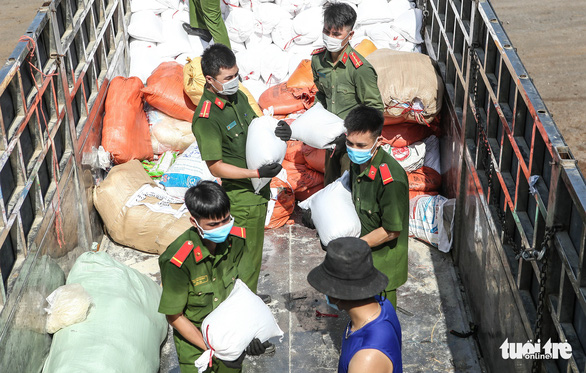 Hàng trăm tấn gạo, bí ngô, bí đỏ ‘tự trồng’ của Sơn La, Bắc Kạn gửi tặng miền Nam - Ảnh 5.