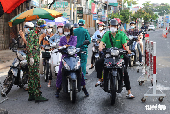 Người đi đường TP.HCM khai báo di chuyển nội địa - Ảnh 3.