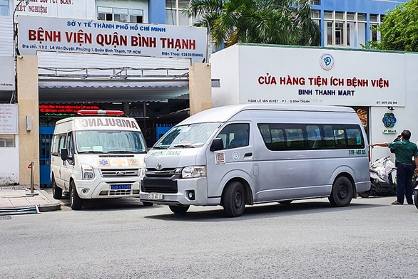 TP.HCM hoán cải xe khách 15 chỗ thành xe chở bệnh nhân COVID-19 - Ảnh 1. TP.HCM hoán cải xe khách 15 chỗ thành xe chở bệnh nhân COVID-19 - Ảnh 1.
