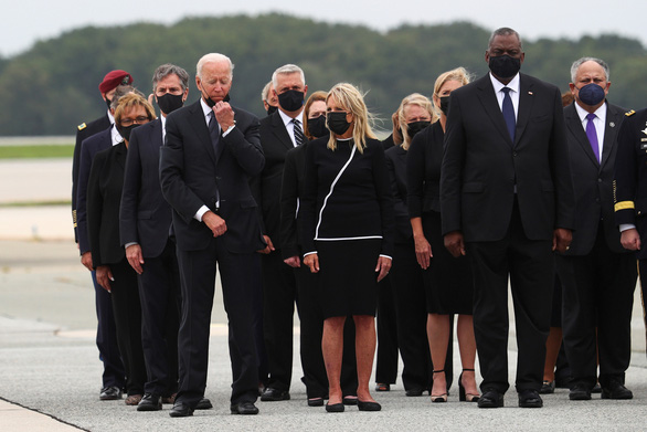 Vợ chồng ông Biden đón thi hài binh sĩ Mỹ thiệt mạng ở Afghanistan - Ảnh 1.