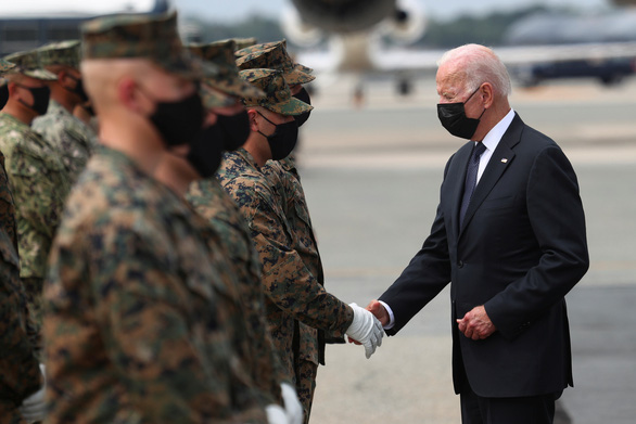 Vợ chồng ông Biden đón thi hài binh sĩ Mỹ thiệt mạng ở Afghanistan - Ảnh 5.