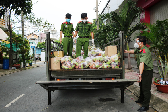 Cùng người dân vượt qua đại dịch: những hình ảnh đẹp nơi tuyến đầu - Ảnh 11.