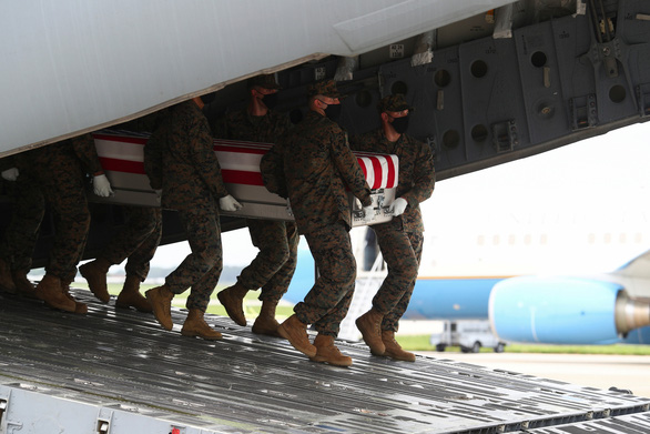 Vợ chồng ông Biden đón thi hài binh sĩ Mỹ thiệt mạng ở Afghanistan - Ảnh 2.