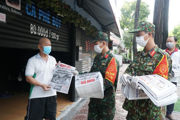TP.HCM phát báo đến 312 xã, phường: Quà an sinh tinh thần trong đợt giãn cách - Ảnh 5. TP.HCM phát báo đến 312 xã, phường: Quà an sinh tinh thần trong đợt giãn cách - Ảnh 5.