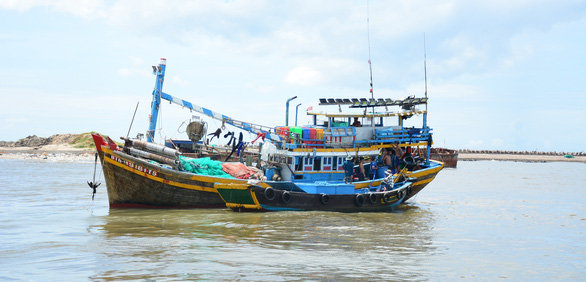 Ngư dân bám trụ lại trên ghe để vươn khơi mùa dịch - Ảnh 3.