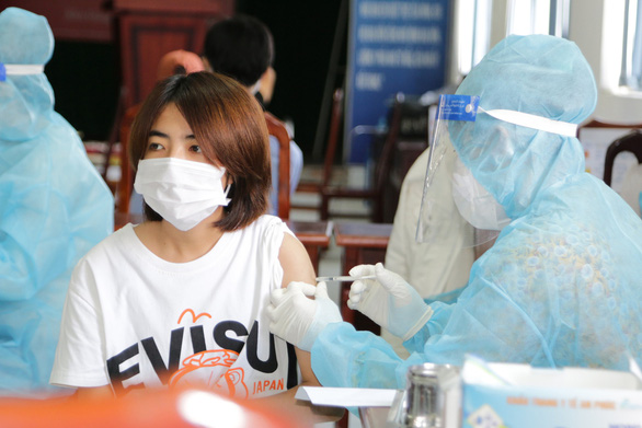 Tiêm vắc xin ngừa COVID-19 cho 100 sinh viên Lào, Campuchia tại Kiên Giang - Ảnh 1.