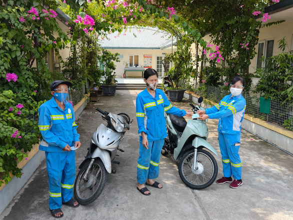 Được tặng 4 xe máy, nữ công nhân môi trường bị cướp tặng lại 2 xe cho đồng nghiệp - Ảnh 1.