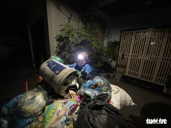 Nữ công nhân môi trường bị trấn lột xe máy: ‘Tôi van xin mà nhóm cướp không tha’ - Ảnh 2. Nữ công nhân môi trường bị trấn lột xe máy: ‘Tôi van xin mà nhóm cướp không tha’ - Ảnh 2.