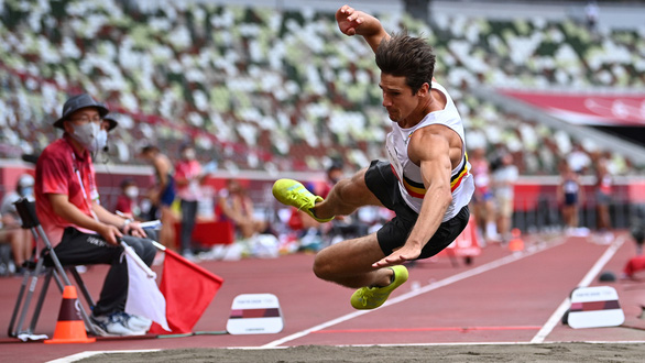 Chia tay Olympic Tokyo sau cú nhảy xa “tiếp đất” bằng đầu rợn người - Ảnh 1.