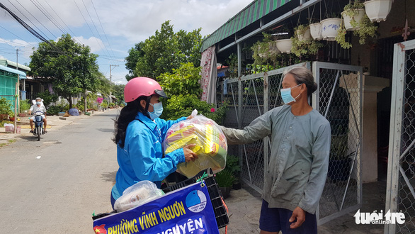 Theo chân shipper áo xanh đi chợ hộ bà con biên giới - Ảnh 1.