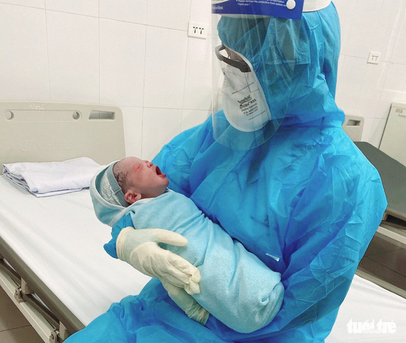 Em bé thứ 6 ra đời từ người mẹ mắc COVID-19 ở Bệnh viện Bệnh nhiệt đới trung ương - Ảnh 1.