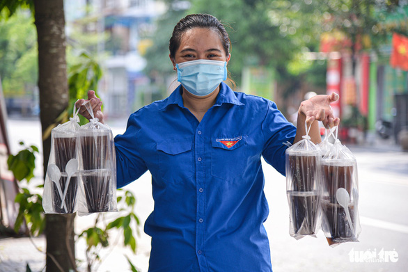 Hàng trăm cốc chè ngọt mát gửi tặng vùng xanh - Ảnh 1.