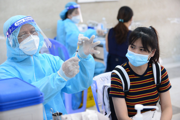 Trưởng Đại diện WHO Việt Nam: ‘Hãy tiêm bất kỳ loại vắc xin nào có sẵn khi đến lượt mình’ - Ảnh 1.