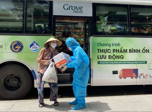 Chợ ở TP.HCM biến hình với các đội bán hàng lưu động, bán theo combo - Ảnh 7. Chợ ở TP.HCM biến hình với các đội bán hàng lưu động, bán theo combo - Ảnh 7.