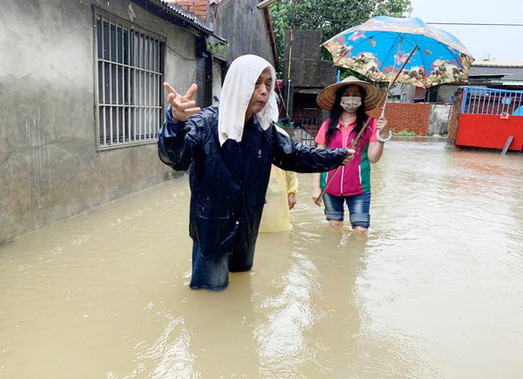 Video cầu bị nước lũ cuốn sập ở Đài Loan, Trung Quốc phát cảnh báo mưa lớn - Ảnh 2.