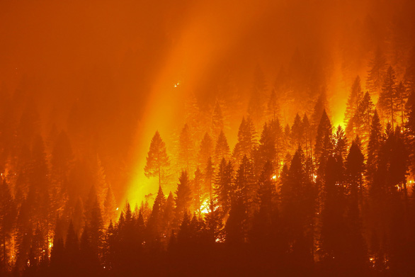 Đám cháy rừng lớn nhất ở Mỹ đe dọa bang California - Ảnh 1.