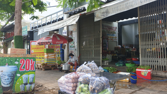 Người dân TP.HCM cải tạo sân vườn, quán ăn thành điểm bán hàng dã chiến, siêu thị mini  - Ảnh 4.
