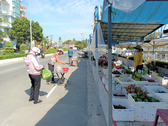 Nha Trang đưa chợ dã chiến ra phố - Ảnh 4.