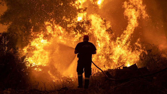Thủ tướng Hy Lạp xin lỗi vì để cháy rừng như ‘ngày tận thế’ - Ảnh 1.