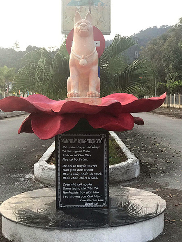 Các tượng linh vật cha chó tại huyện miền núi Tây Giang đã bị dỡ bỏ trong đêm - Ảnh 1.