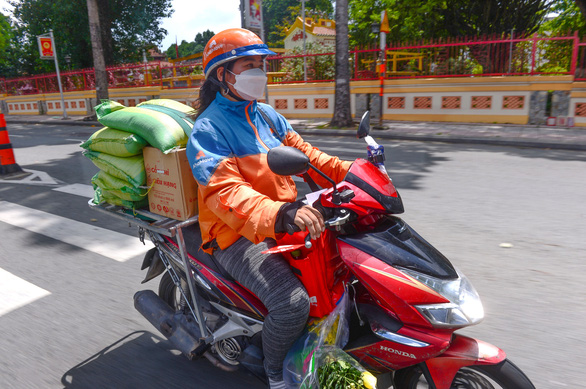 Giao hàng thiết yếu cho dân: Có shipper, đỡ quá tải - Ảnh 1.