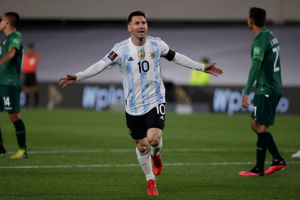Messi lập hat-trick vượt mặt Pele, giúp Argentina kéo dài chuỗi bất bại - Ảnh 2.