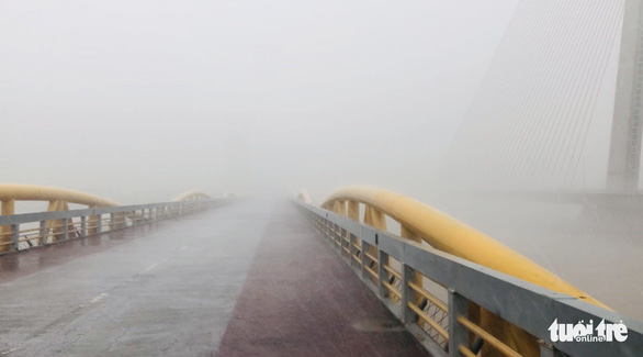 Đà Nẵng: Cầu Nguyễn Văn Trỗi nâng nhịp thông tuyến tàu thuyền đi tránh bão - Ảnh 2.