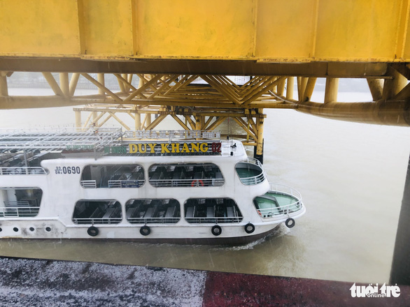 Đà Nẵng: Cầu Nguyễn Văn Trỗi nâng nhịp thông tuyến tàu thuyền đi tránh bão - Ảnh 4.