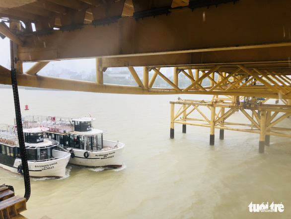Đà Nẵng: Cầu Nguyễn Văn Trỗi nâng nhịp thông tuyến tàu thuyền đi tránh bão - Ảnh 1.
