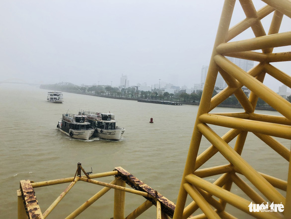 Đà Nẵng: Cầu Nguyễn Văn Trỗi nâng nhịp thông tuyến tàu thuyền đi tránh bão - Ảnh 3.