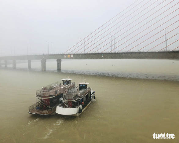 Đà Nẵng: Cầu Nguyễn Văn Trỗi nâng nhịp thông tuyến tàu thuyền đi tránh bão - Ảnh 5.