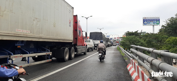 Nông sản, lúa gạo miền Tây đang gặp khó do thiếu tài xế - Ảnh 1.