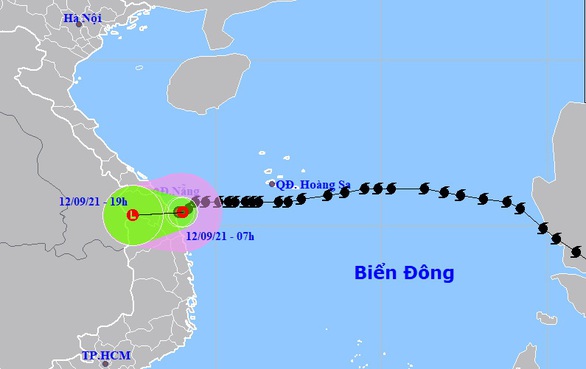 Áp thấp nhiệt đới gây mưa lớn, cứu 17 thuyền viên gặp sự cố trên biển - Ảnh 3. Áp thấp nhiệt đới gây mưa lớn, cứu 17 thuyền viên gặp sự cố trên biển - Ảnh 3.