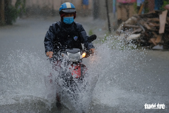 Nhiều nơi ở miền Trung mất điện do mưa lớn, ngập lụt - Ảnh 1.