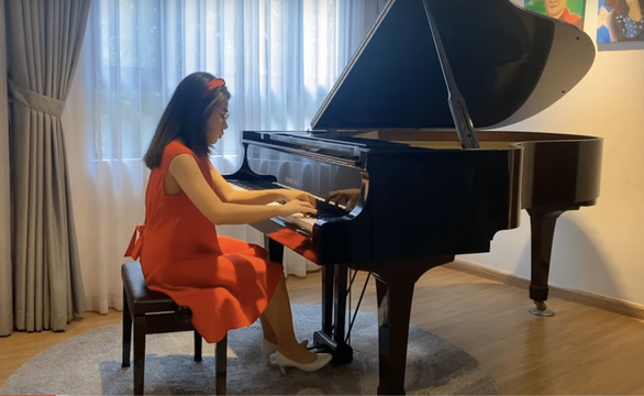 Biểu diễn piano trực tuyến gây quỹ giúp người nghèo - Ảnh 1.