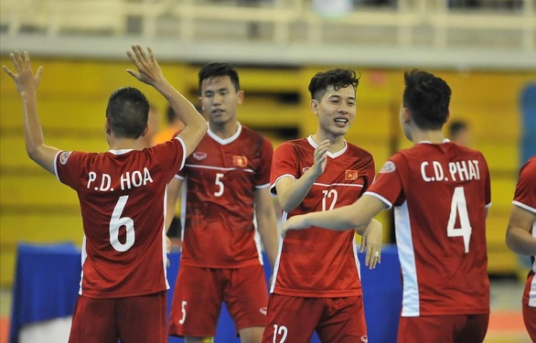 Futsal Việt Nam - Brazil (hiệp 2) 1-9: Leonardo ghi bàn - Ảnh 1. Futsal Việt Nam - Brazil (hiệp 2) 1-9: Leonardo ghi bàn - Ảnh 1.