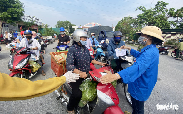 Người dân gặp rắc rối vì giấy đi đường, cửa ngõ TP Vinh ùn tắc - Ảnh 2.