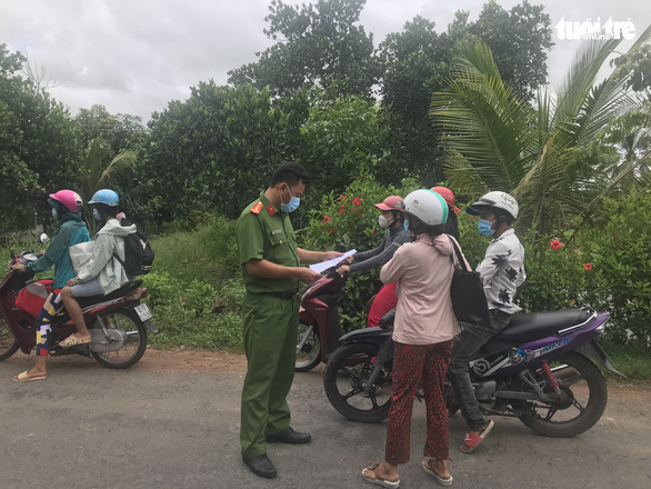 Long An: Người tiêm 2 mũi vắc xin được đi lại trong vùng giãn cách theo chỉ thị 15 - Ảnh 1.