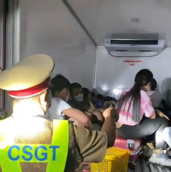 Bình Thuận đề nghị 3 tỉnh phối hợp đưa 15 người dân trốn trong xe đông lạnh về quê - Ảnh 1.