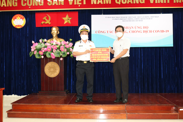 Bộ Tư lệnh Vùng 1 Hải quân tặng TP.HCM 20 tấn gạo - Ảnh 1.