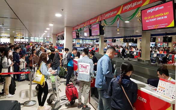 Công nhân lo không còn được đi vé máy bay giá rẻ - Ảnh 1. Công nhân lo không còn được đi vé máy bay giá rẻ - Ảnh 1.
