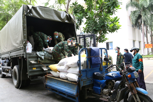 Bộ Tư lệnh Vùng 1 Hải quân tặng TP.HCM 20 tấn gạo - Ảnh 3.