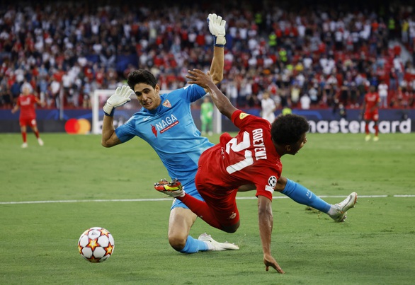 Xem video trận cầu khó tin Sevilla - Salzburg: 4 quả phạt đền, ăn vạ thô thiển, bỏ lỡ không tưởng - Ảnh 2. Xem video trận cầu khó tin Sevilla - Salzburg: 4 quả phạt đền, ăn vạ thô thiển, bỏ lỡ không tưởng - Ảnh 2.