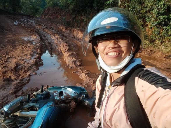 Cô giáo vào làng gieo chữ, ngã xe bùn bê bết vẫn cười: Mình không đi thì ai dạy bọn trẻ - Ảnh 8.